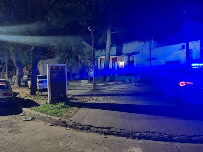 Rosario: Balearon una comisaría y un trolebús y quemaron un taxi | Noticias