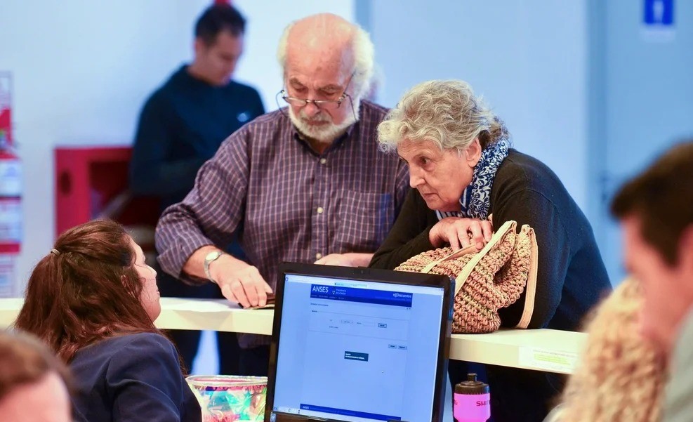 Aumento y tope al bono de $70.000 en abril para jubilados: el decreto | Nacionales