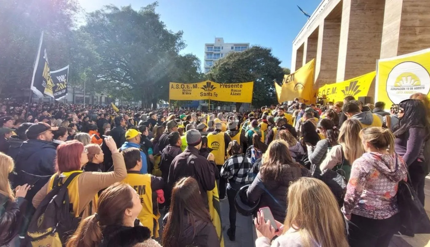 Municipales levantan el paro tras aceptar aumento salarial del 30% | Noticias