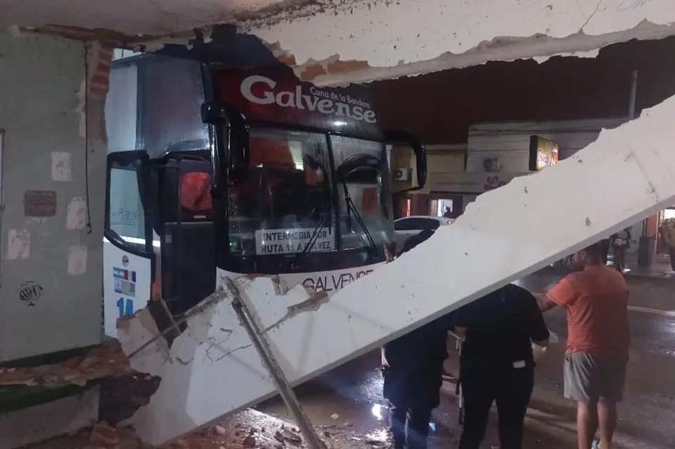 Un colectivo chocó y destrozó una garita en Sauce Viejo | Información General