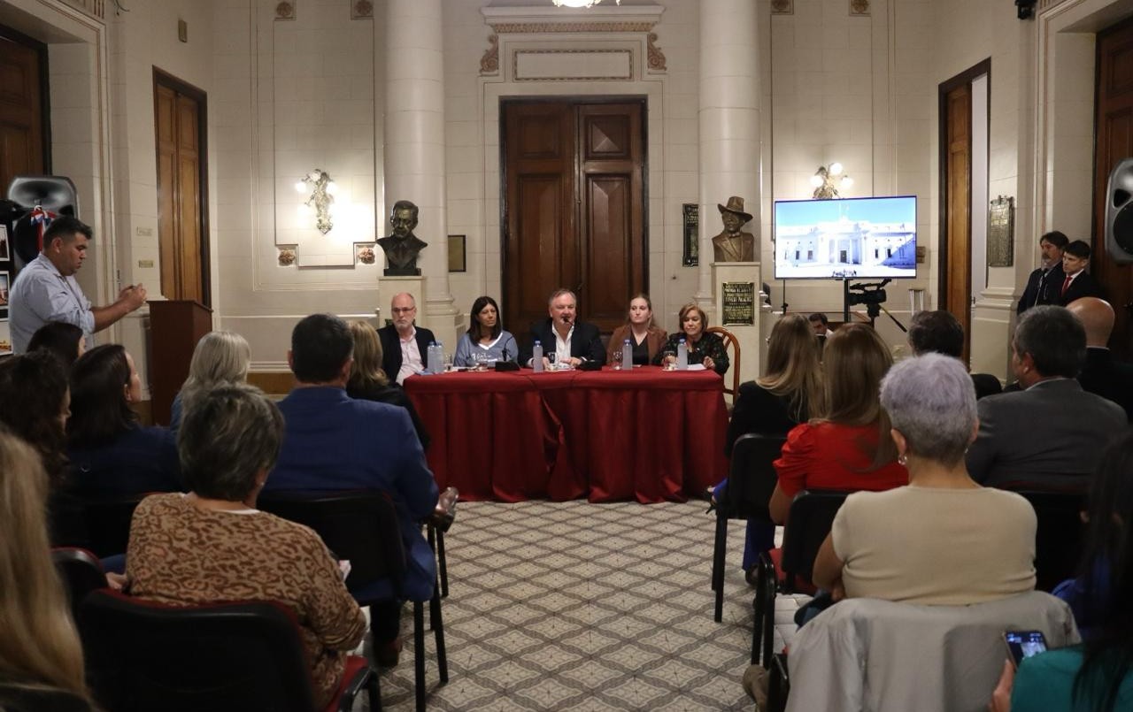 Impulsan un proyecto de ley contra la violencia digital y mediática | Legislativas