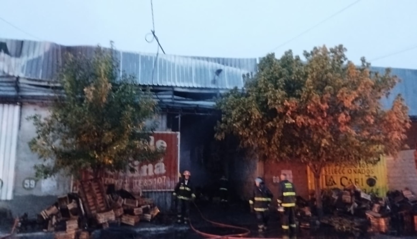 Incendio en el Mercado de Abasto: bomberos trabajan en el lugar | Noticias