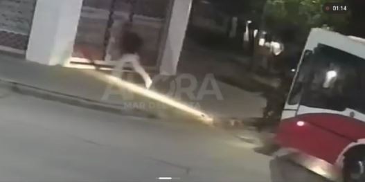 Estremecedor video: colectiveros evitan el robo de motochorros a una chica en Mar del Plata | Información General