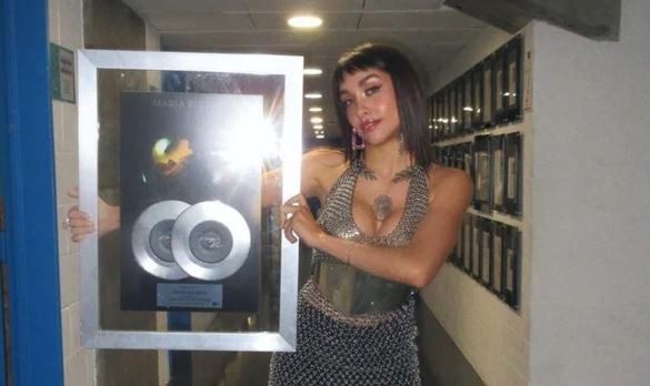 Se robaron la placa del doble disco de platino a María Becerra en Ezeiza | Espectaculos
