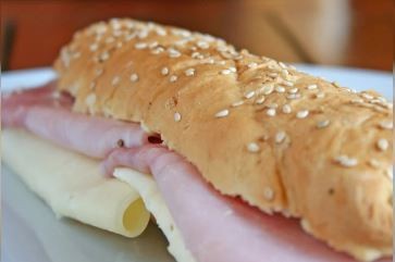 Fue a visitar a su amigo a la comisaría y quedó detenido por meter cocaína dentro de un sandwich | Nacionales