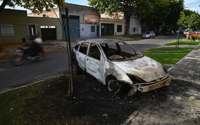 Quemaron 13 autos y hubo amenazas a  Bullrich y Cococcioni en Rosario | Policiales