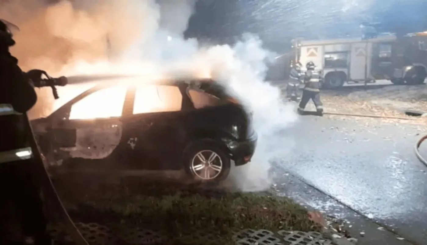 Detienen a tres sospechosos por incendios de autos en Rosario | Policiales