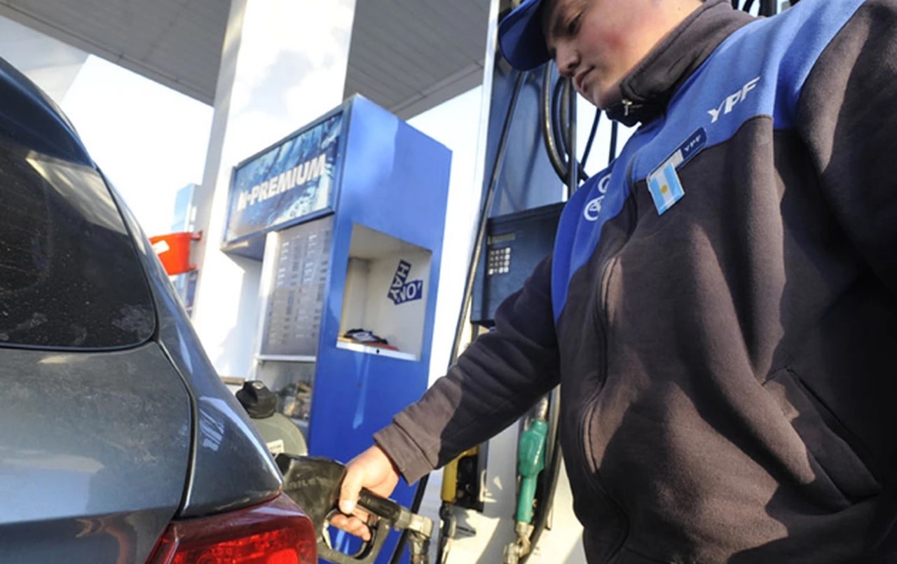 Postergan aumentos en combustibles y tarifas de luz y gas | Información General