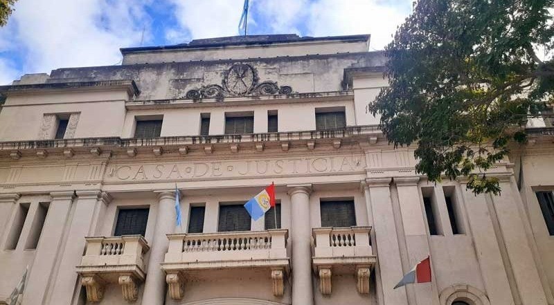 Condenaron a un policía y un abogado por intentar extorsionar a un preso | Judiciales