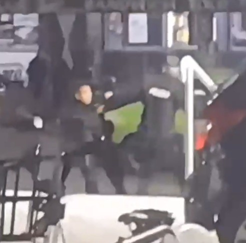 Es viral: Policías se pelearon entre ellos en la puerta de la Terminal de Ómnibus | Información General