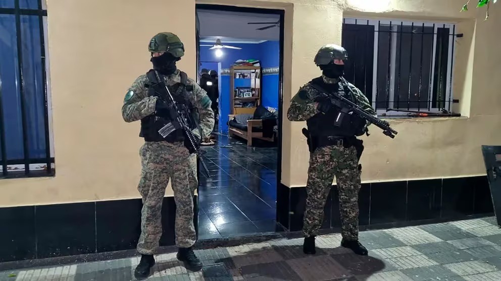 Detuvieron a un agente de inteligencia por filtrar información a un policía prófugo vinculado a Los Monos | Noticias