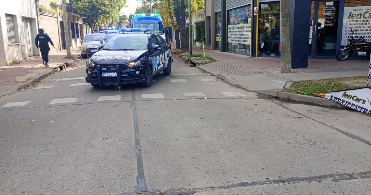 Persecución policial en Rosario termina con dos detenidos: quisieron pegarle a la policía con una muleta | Noticias