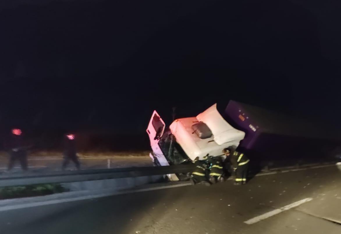 Camión de OCA termina volcado en la Circunvalación Oeste: dos heridos leves | Información General