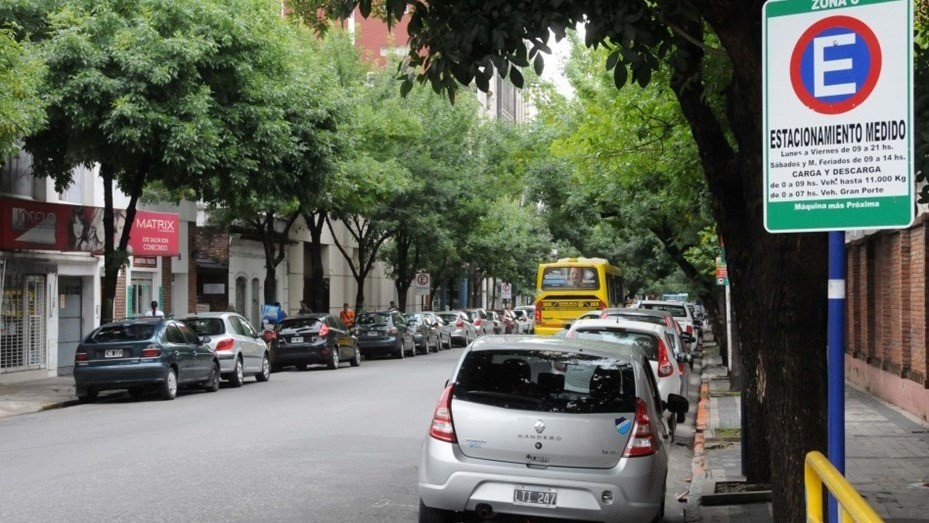 El Concejo busca habilitar el estacionamiento en ambas manos para todas las calles de la ciudad | Noticias