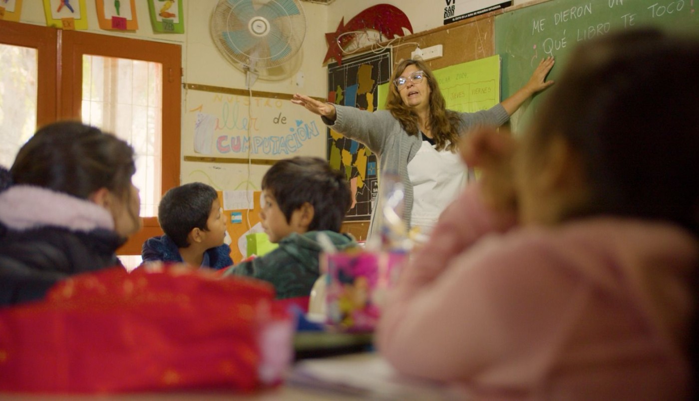 “Asistencia Perfecta”: la historia de la maestra que pone su canoa para ir todos los días a la escuela | Información General