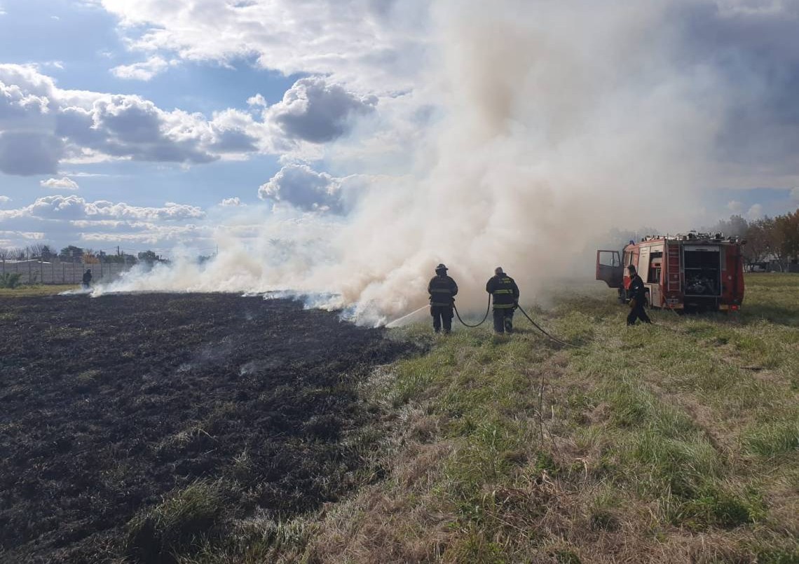Santo Tomé: impactante incendio en Ruta 19 y Azcuénaga | Información General