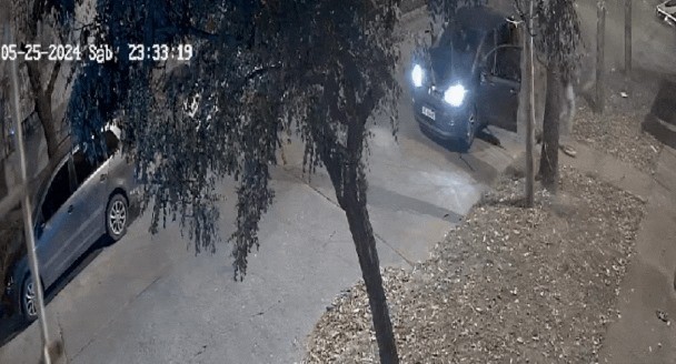 Patadas a portones en Candioti Norte y Alvear: ¿ travesuras o inteligencia para robos? | Información General