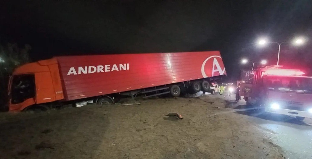 Impresionante choque de camiones en la Autopista Rosario - Santa Fe | Información General
