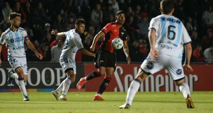 Con un golazo de Lago, Colón volvió a la victoria y sigue puntero | Deportes