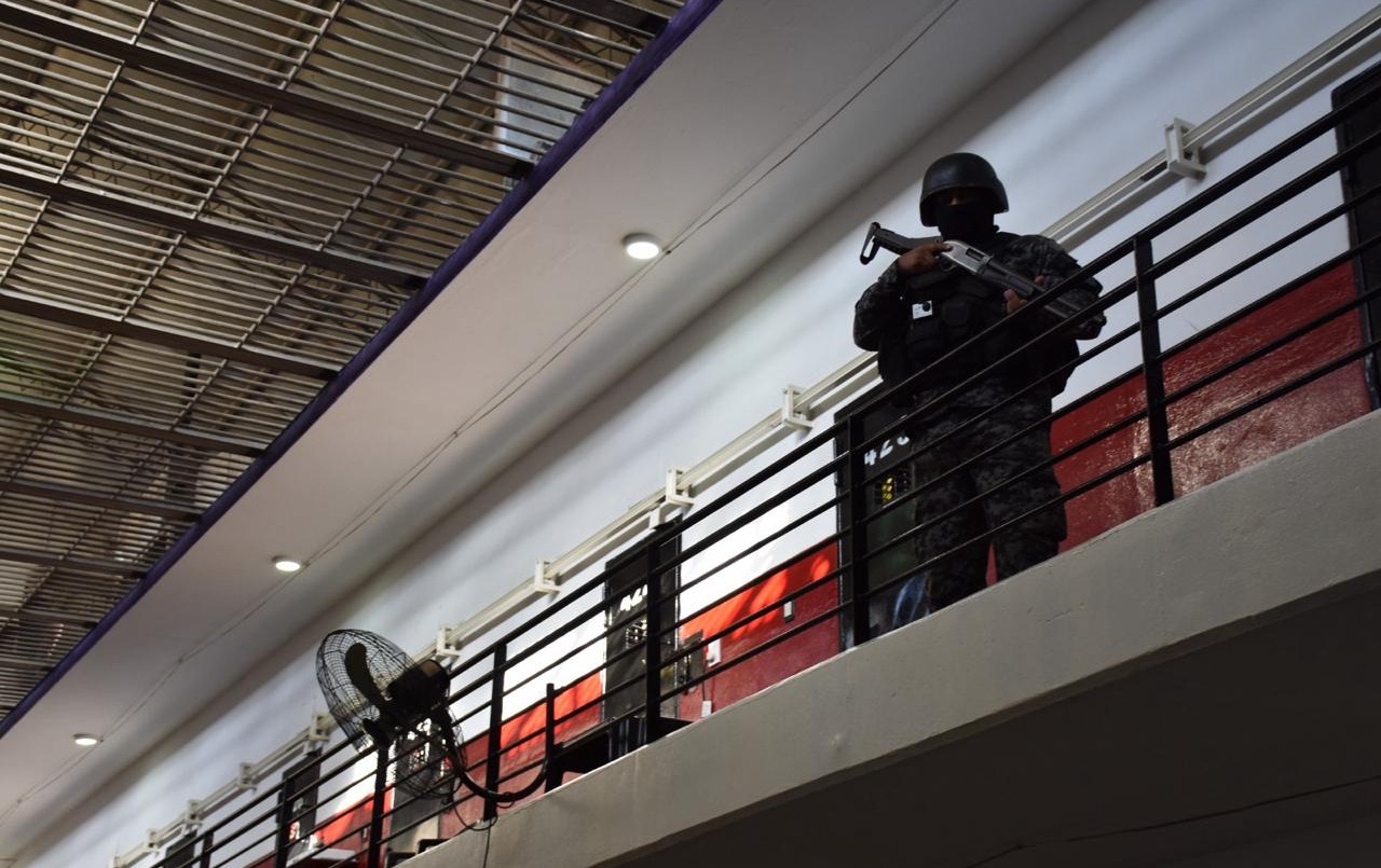 Secuestraron un celular en la celda de una reclusa en Rosario | Información General