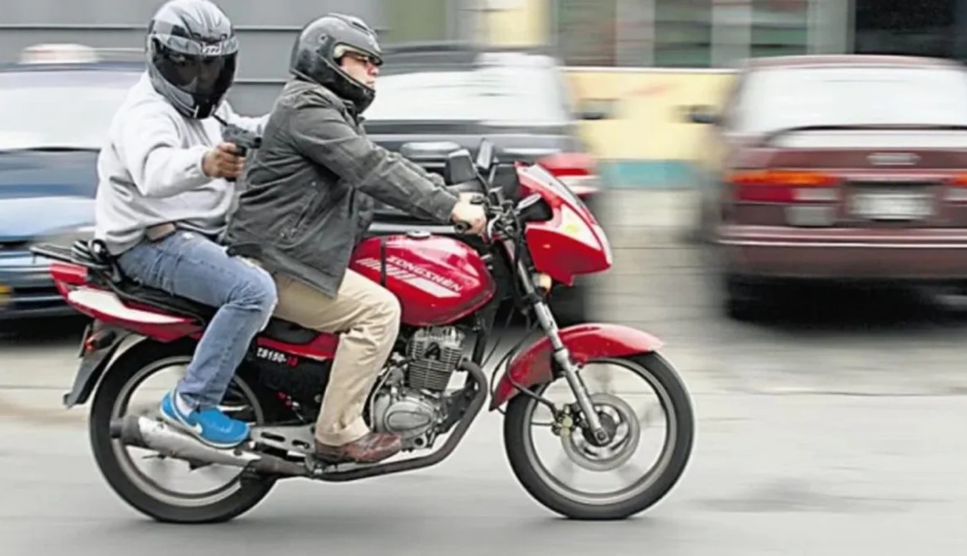 Motochorros rompen vidrios y roban millones en pleno centro santafesino | Policiales