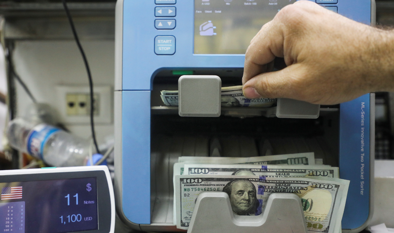 Tras los feriados, bajan las acciones, sube el riesgo país y el dólar blue marca un récord | Nacionales