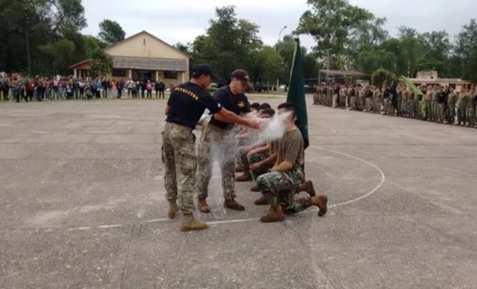 Córdoba: la Justicia investiga un "bautismo" con cal viva a 35 paracaidistas en el Ejército | Nacionales