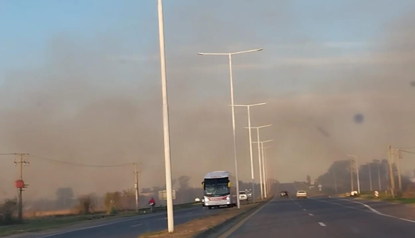 Tránsito: precaución por quema de pastizales en la autovía 19 y en la autopista Rosario - Santa Fe | Información General