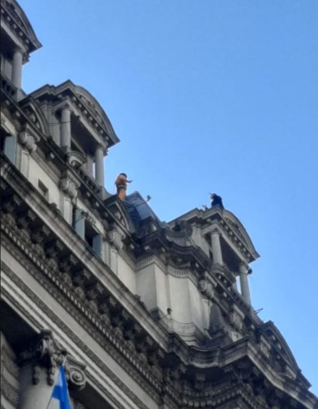 Un hombre amenazó con suicidarse frente a Galerías Pacífico y la policía logró rescatarlo | Nacionales