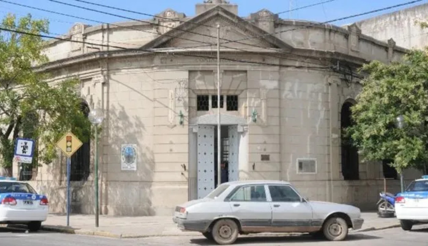 Motochorros robaron casi un millón de pesos a la salida de un banco | Policiales