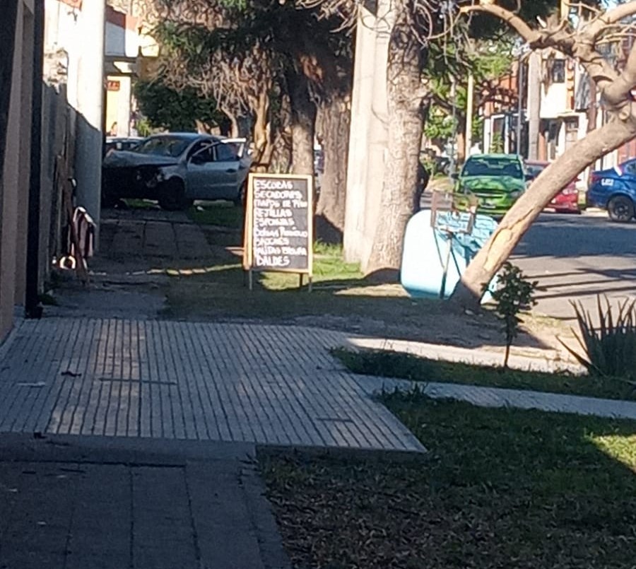 Auto terminó sobre la vereda sobre tras chocar con un remis | Noticias