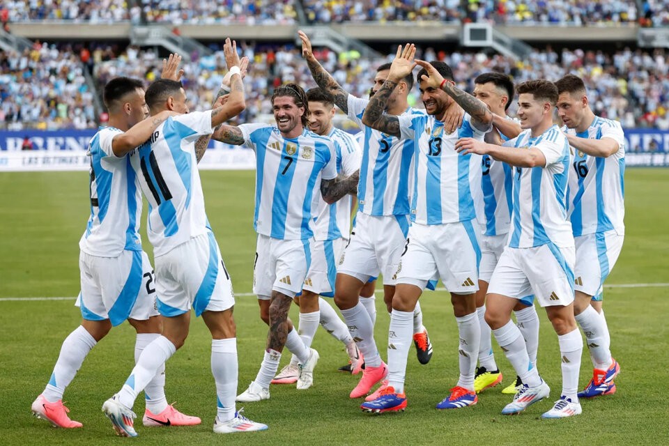 Imparable: Argentina sigue en lo más alto del ránking FIFA | Deportes