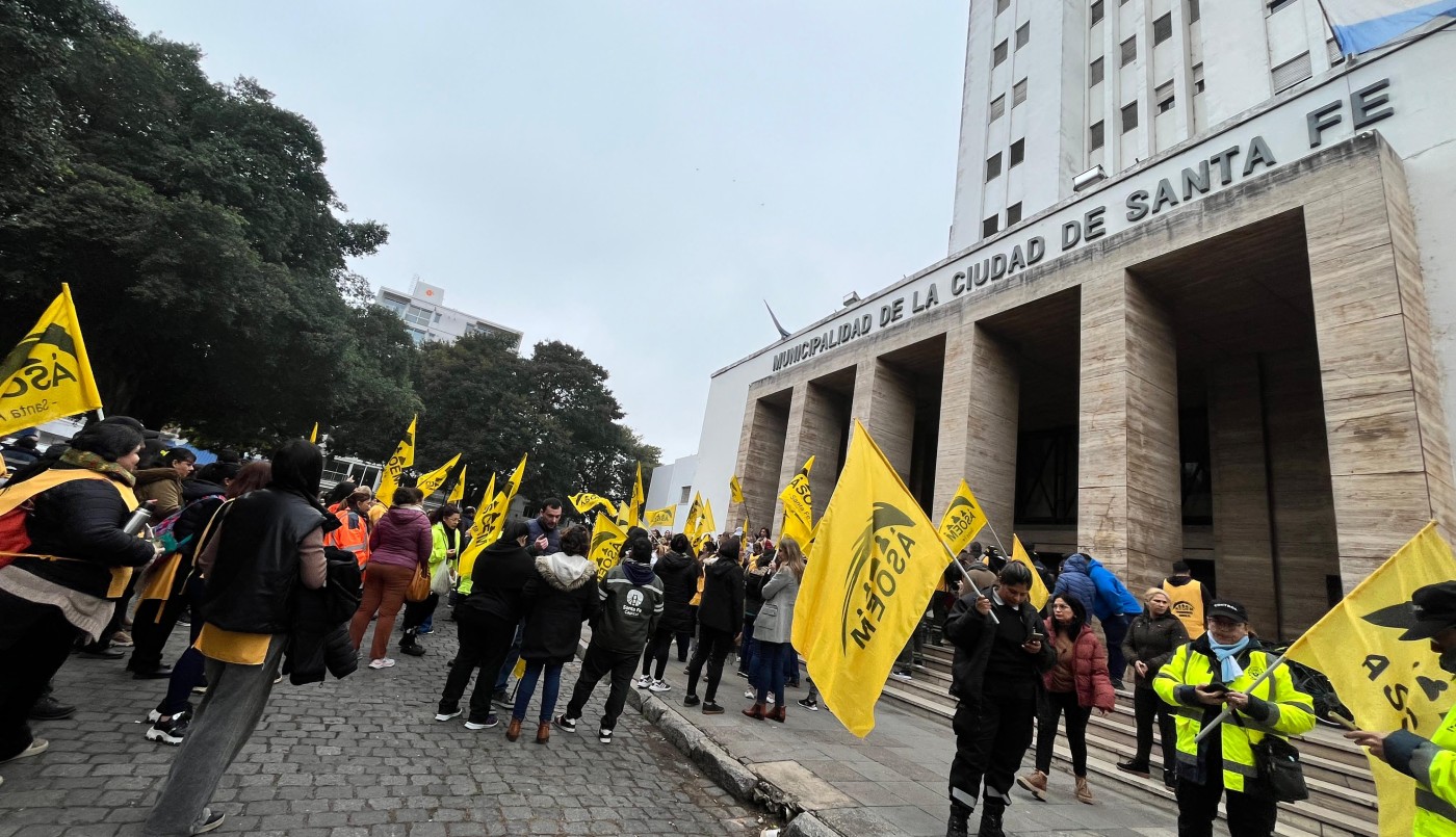 Asoem se moviliza frente a la municipalidad | Notitrece