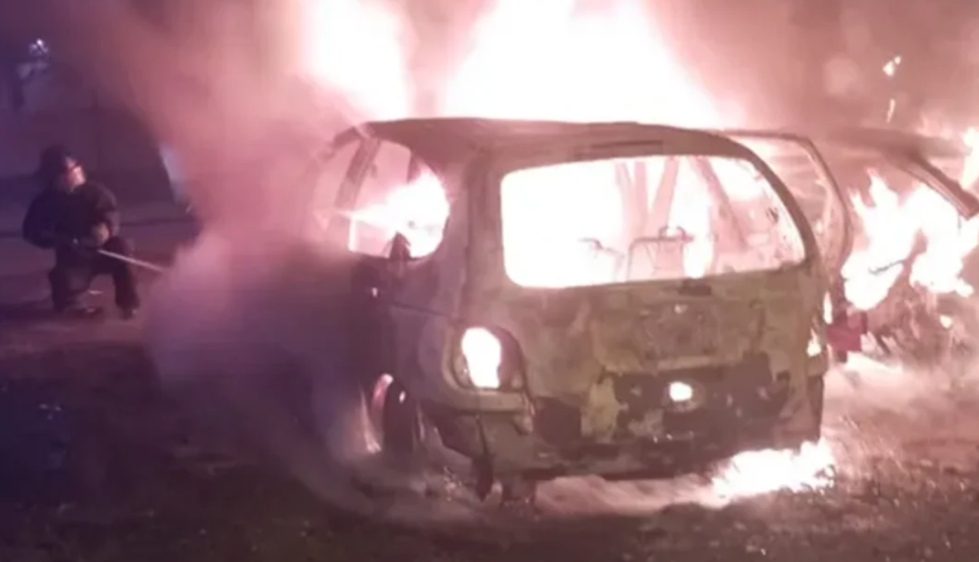 Rosario: incendiaron tres autos frente a una comisaría | Policiales