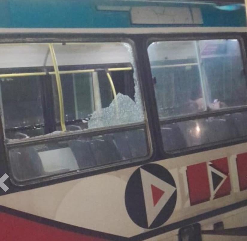 Un coche de la Línea 9 sufrió daños anoche tras ser apedreado | Policiales