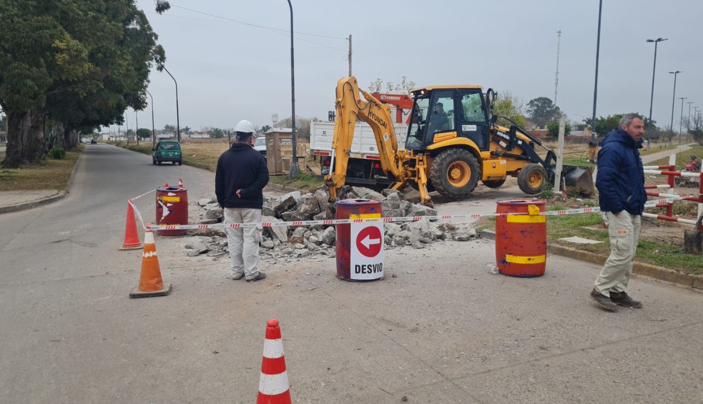 Tras la obra de desagüe, reparan la calzada en Avellaneda y Av. French | Noticias