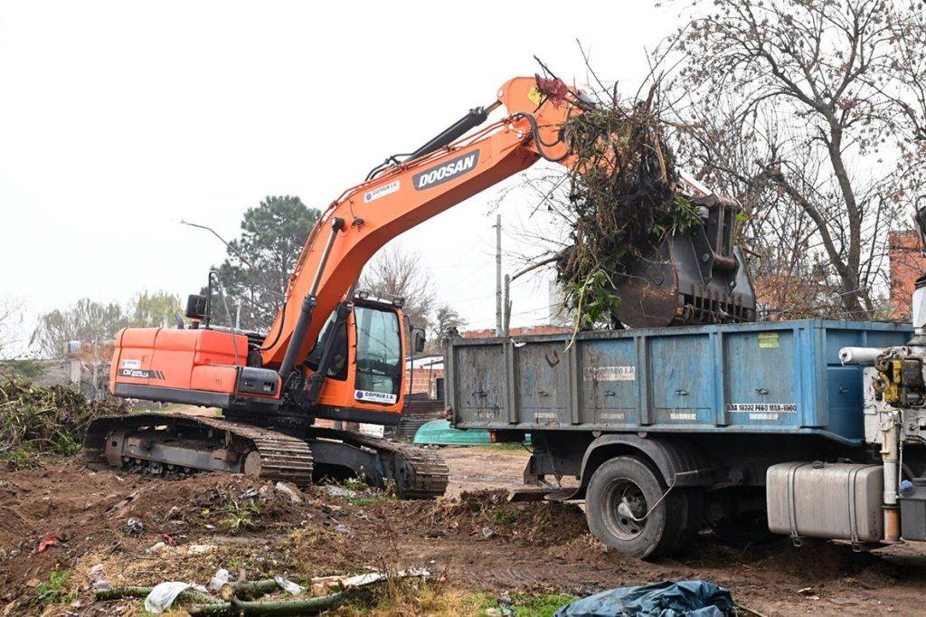 Barrio Chalet: realizan trabajos de limpieza y desobstrucción del canal Tacca | Información General