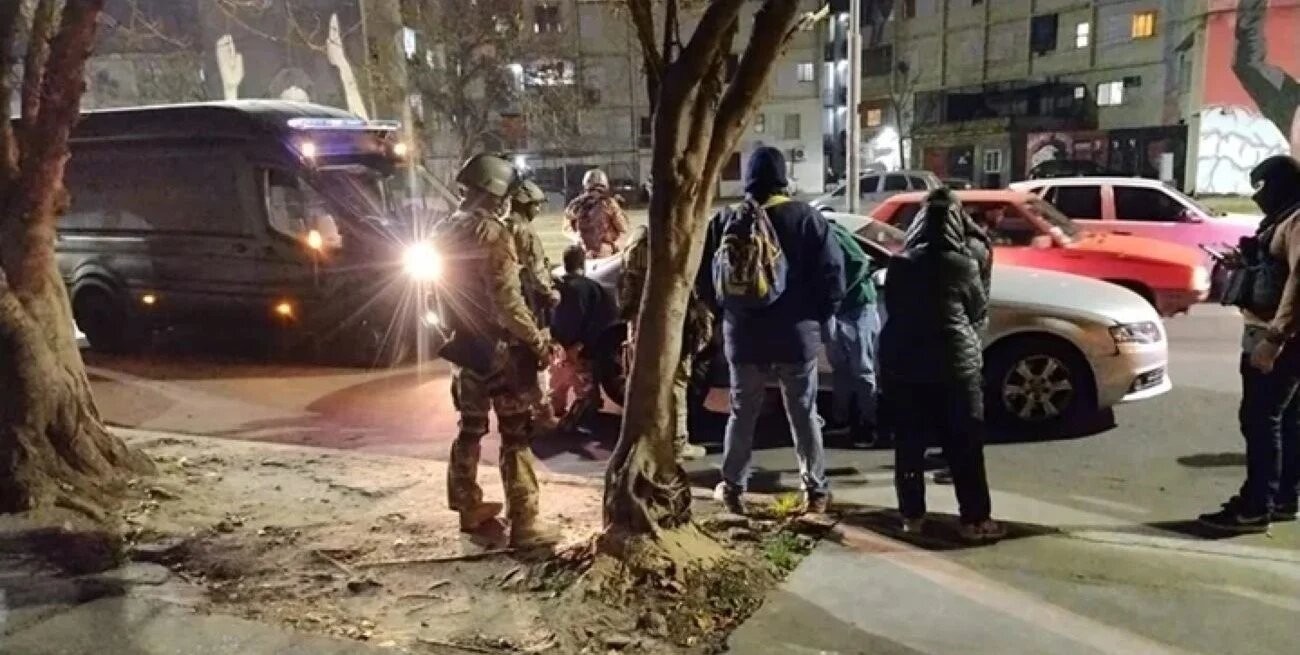 Detuvieron a dos integrantes de la barra de Newell's por las amenazas a Di María | Policiales