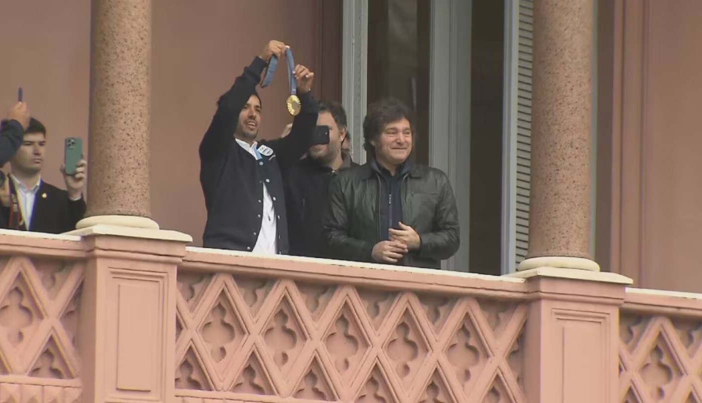 Javier Milei recibió a José "Maligno" Torres y salieron al balcón presidencial | Deportes