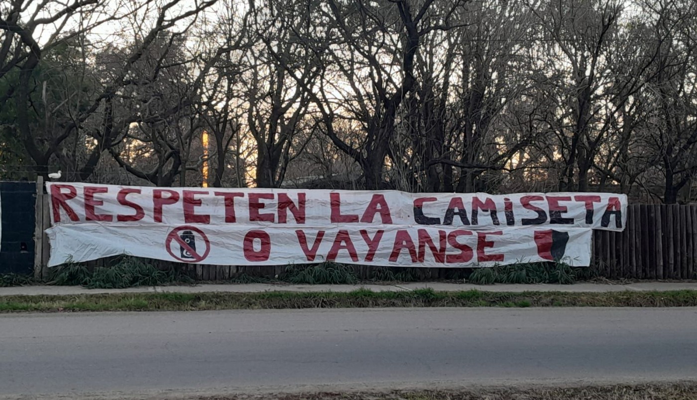 Apareció una bandera en el predio de Newell´s: “Respeten la camiseta o váyanse” | Deportes