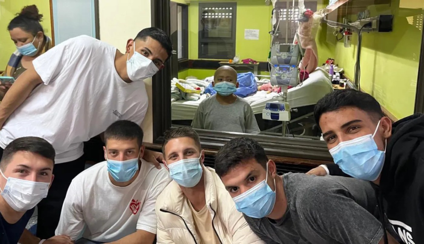 Jugadores de Unión entregaron juguetes en el Hospital de Niños | Deportes