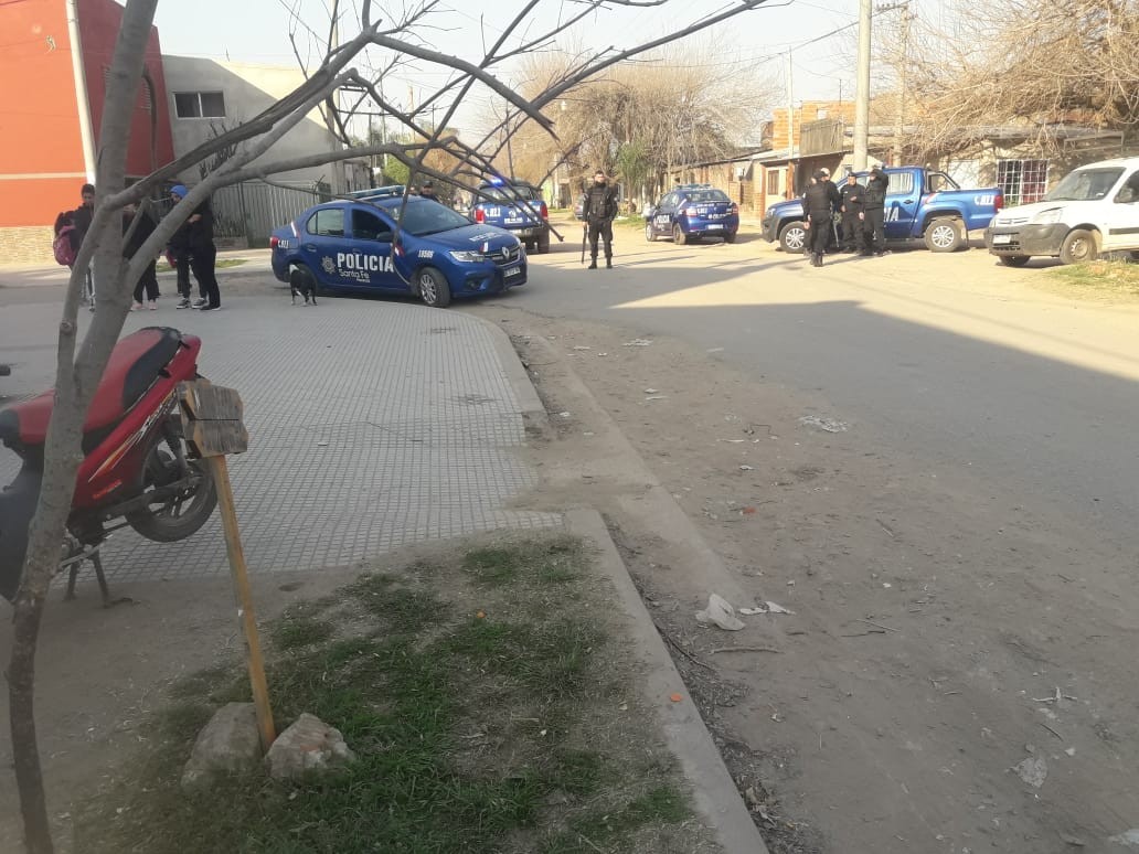 Presencia policial en la escuela "Zapata Gollán" de barrio Aceria | Policiales