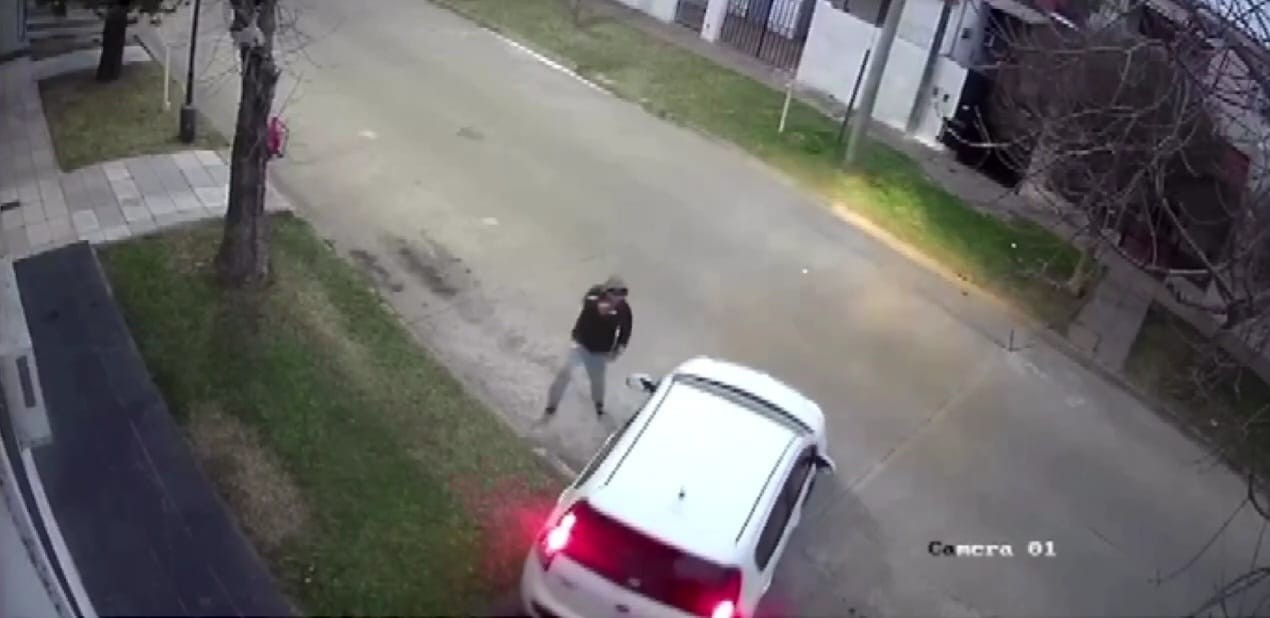 Delincuente le apuntó con un arma mientras salía de su casa | Noticias