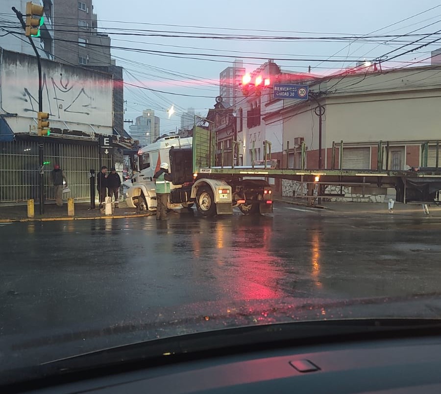 Camión realizó mala maniobra y cortó el tránsito en el centro de Santa Fe | Noticias
