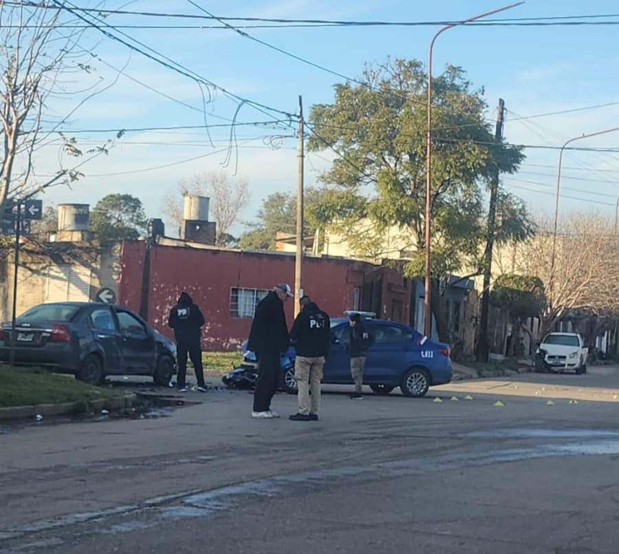 Patrullero quedó destruido tras chocar con auto en barrio Los Hornos | Policiales