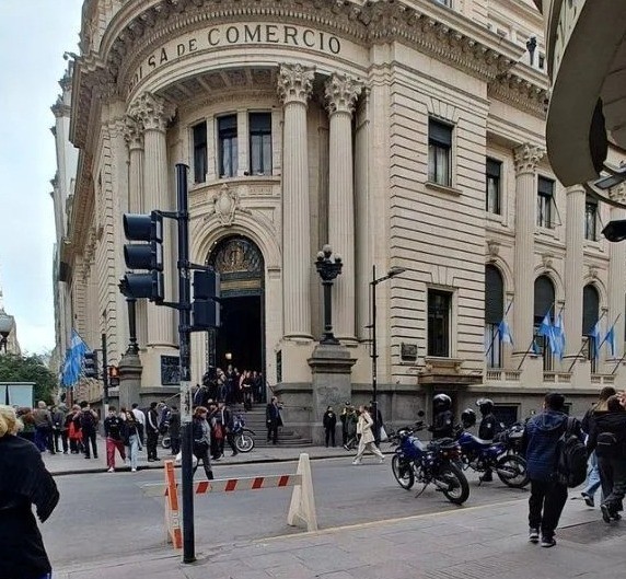 Amenazas de bomba en la Bolsa de Comercio y el Aeropuerto de Rosario, a horas de la visita del presidente | Noticias