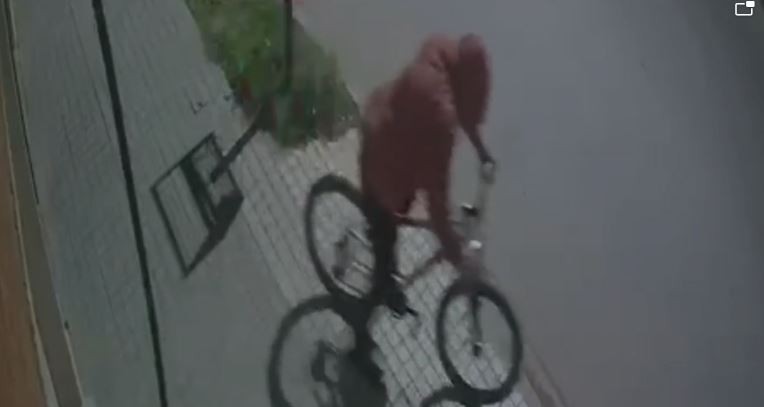 Video: por robar una bicicleta quedó filmado en cámara de seguridad | Noticias