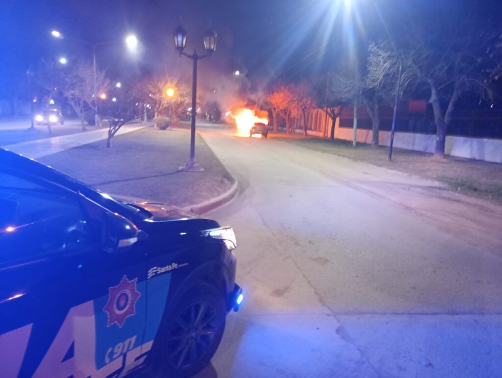 Se incendió auto en pleno centro de Recreo | Policiales