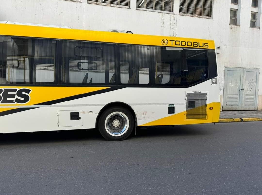 Una camioneta chocó a colectivo y se dio a la fuga | Noticias