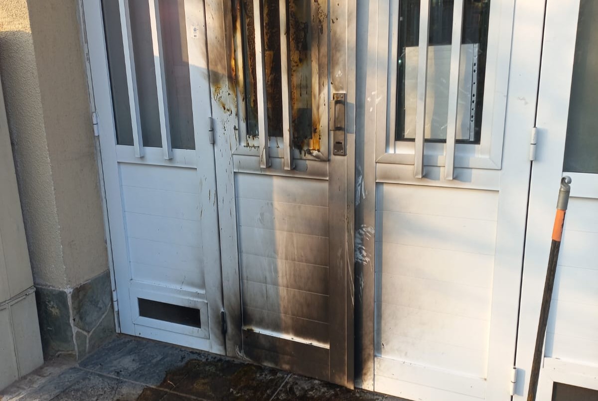 Video: Quedó filmado mientras prendía fuego el portón de un comercio | Policiales